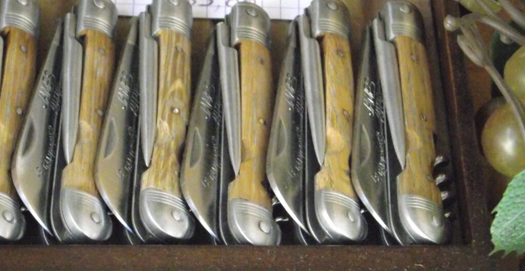 Détail du manche et de la lame du couteau Le Tiré Droit.
